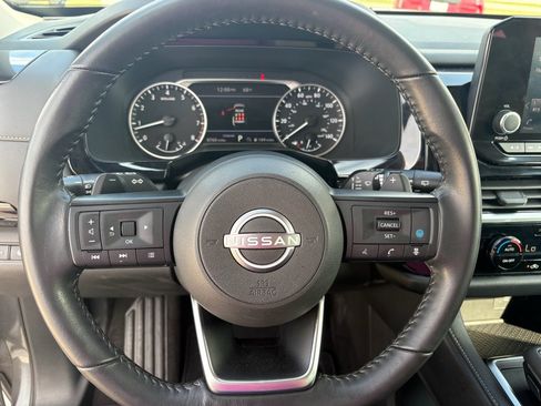 Used 2024 Nissan Pathfinder SV image 15