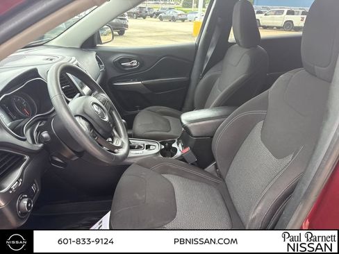Used 2019 Jeep Cherokee Latitude w/ Popular Appearance Group FWD image 19