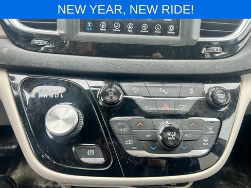 Used 2018 Chrysler Pacifica Touring-L image 14