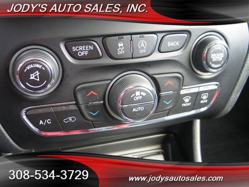 Used 2018 Jeep Cherokee Trailhawk image 18