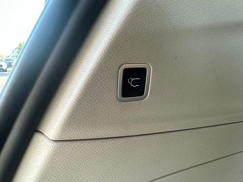 Used 2023 Chrysler Voyager LX FWD image 9