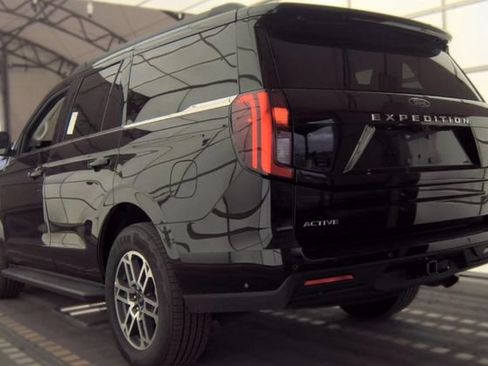 Used 2025 Ford Expedition Active RWD image 3