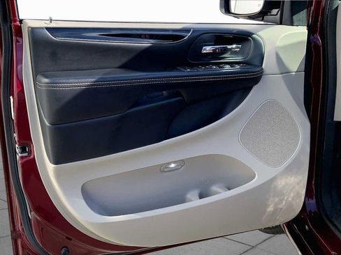 Used 2019 Dodge Grand Caravan SXT FWD image 21