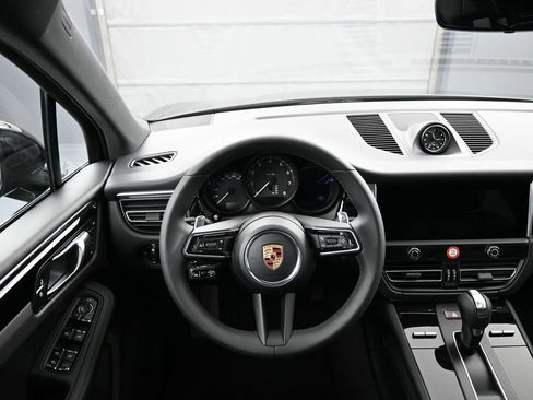 Certified 2026 Porsche Macan AWD/4WD image 18