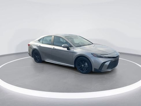 Used 2025 Toyota Camry SE w/ Convenience Package image 2