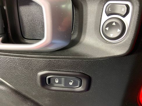 Used 2018 Jeep Wrangler Unlimited Sport S image 29