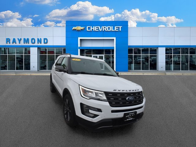 Used 2017 Ford Explorer XLT w/ Equipment Group 202A AWD/4WD image 9