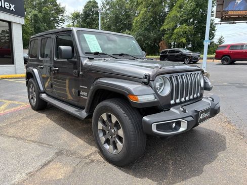 Used 2019 Jeep Wrangler Unlimited Sahara AWD/4WD image 4