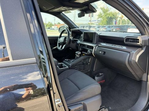 Certified 2024 Toyota Tacoma SR5 AWD/4WD image 10