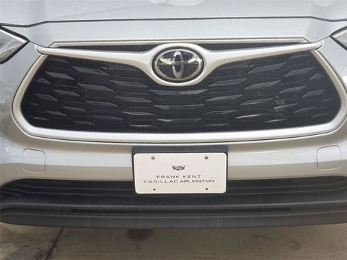 Used 2024 Toyota Highlander LE AWD/4WD image 6