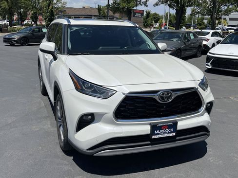 Used 2021 Toyota Highlander Platinum AWD/4WD image 4