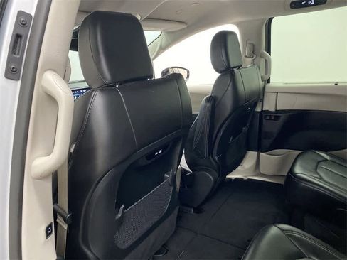 Used 2024 Chrysler Pacifica Touring-L image 15