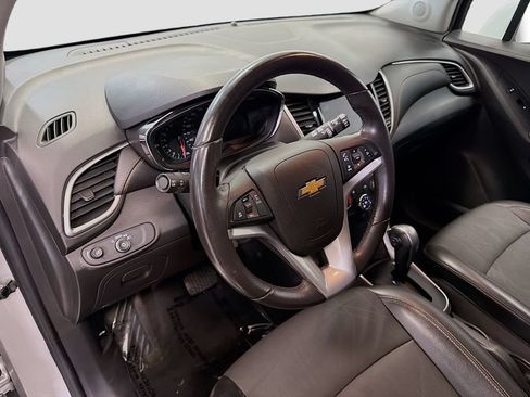 Used 2019 Chevrolet Trax LT w/ LT Convenience Package FWD image 8