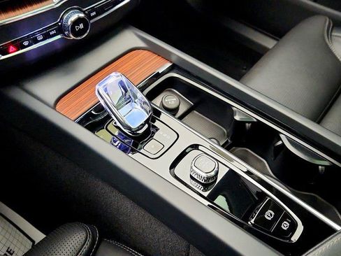 Used 2024 Volvo XC60 T8 Ultimate w/ Protection Package Premier AWD/4WD image 17