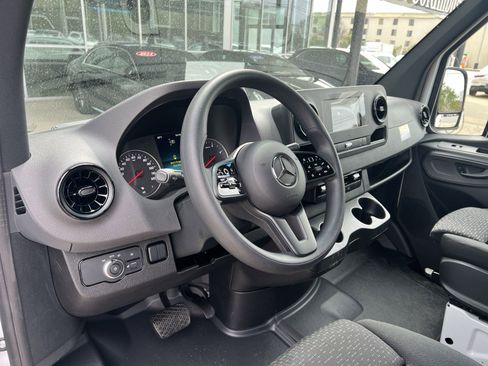 Used 2024 Mercedes-Benz Sprinter 2500 image 23