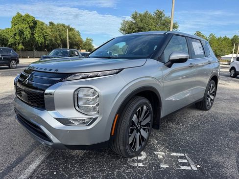 New 2025 Mitsubishi Outlander SE image 3