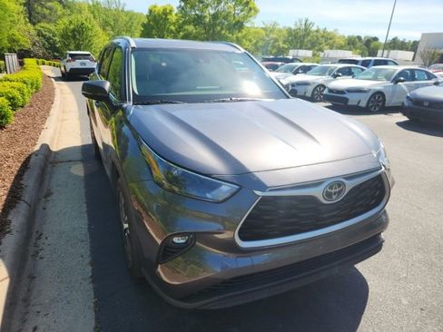 Used 2022 Toyota Highlander XLE image 13