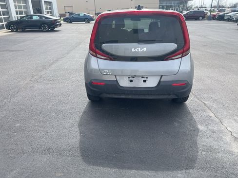 Used 2022 Kia Soul LX image 4