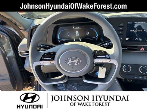 Certified 2025 Hyundai Elantra SE image 17