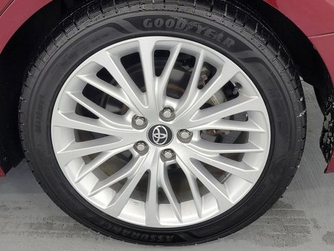 Used 2020 Toyota Camry XLE image 11