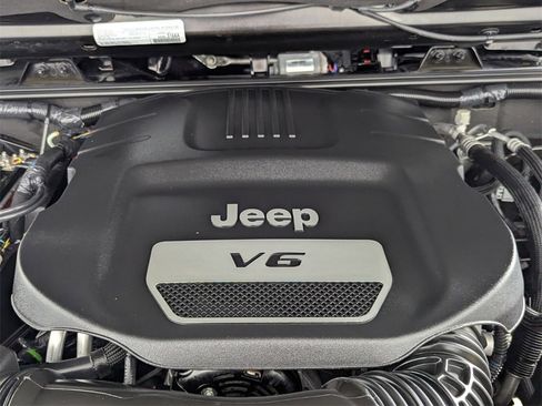 Used 2018 Jeep Wrangler Unlimited Sahara image 9