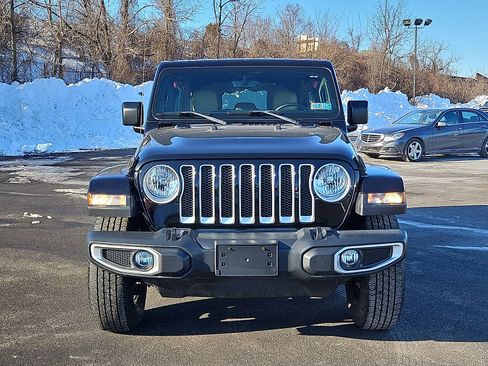 Used 2018 Jeep Wrangler Unlimited Sahara image 2