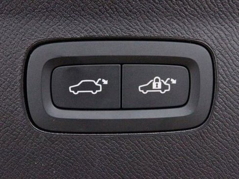 Certified 2025 Volvo XC90 B5 Plus image 38