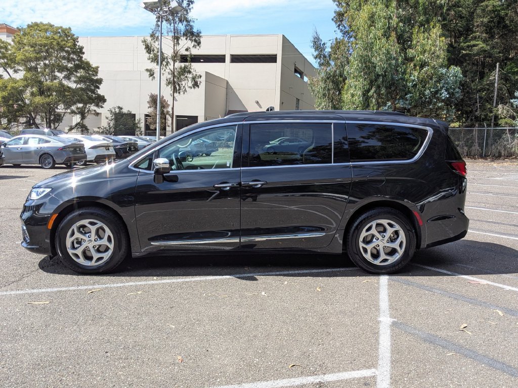 Used 2023 Chrysler Pacifica Limited FWD image 8