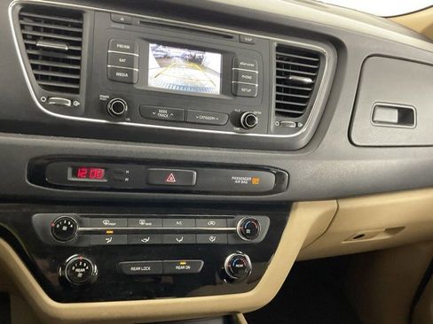 Used 2016 Kia Sedona LX w/ LX Convenience Package image 25