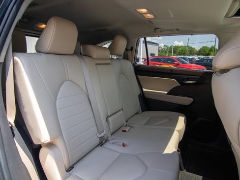 Used 2022 Toyota Highlander XLE AWD/4WD image 18