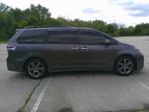 Used 2018 Toyota Sienna SE image 7