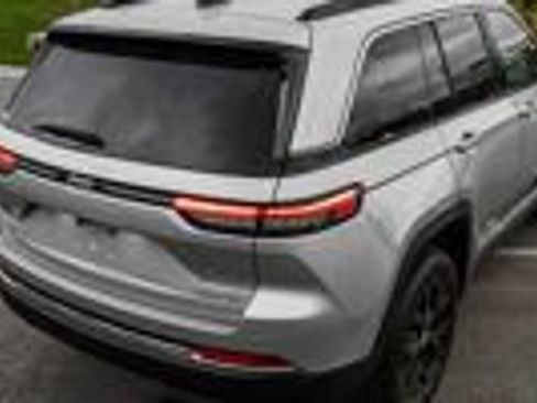 Used 2024 Jeep Grand Cherokee Limited AWD/4WD image 8