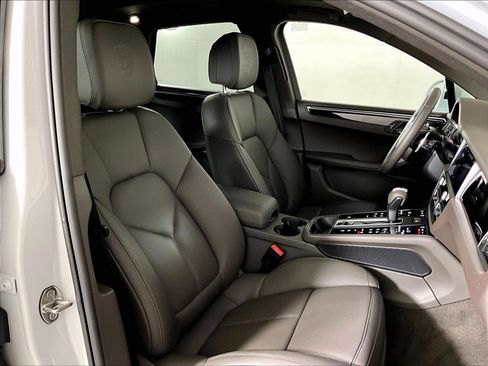 Used 2026 Porsche Macan AWD/4WD image 18