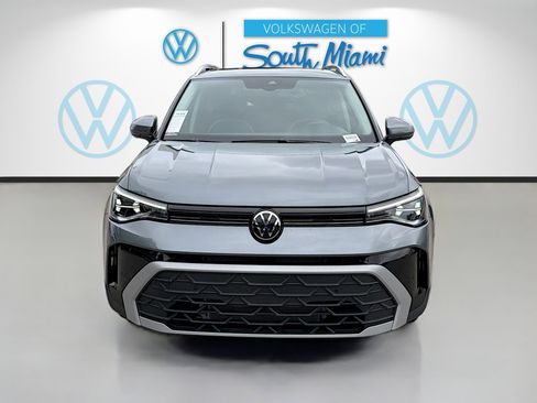 Certified 2025 Volkswagen Taos SE image 2