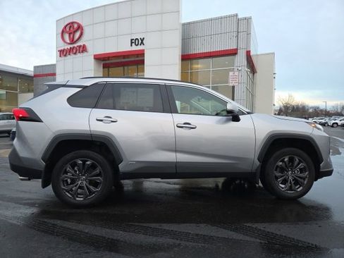 Used 2023 Toyota RAV4 XLE Premium image 9