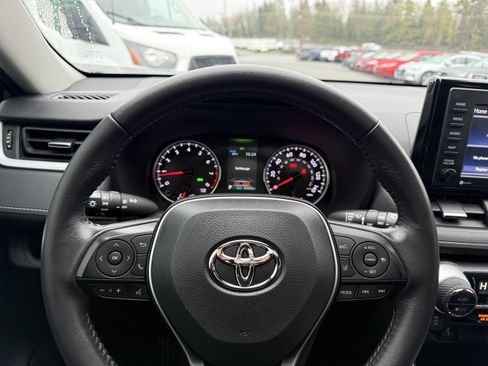 Used 2022 Toyota RAV4 XLE Premium image 19