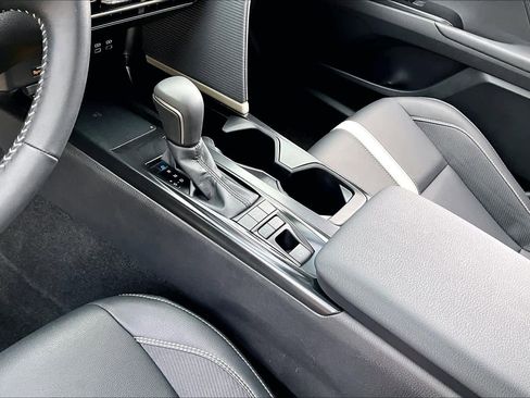 Used 2025 Toyota Camry SE w/ Convenience Package image 16