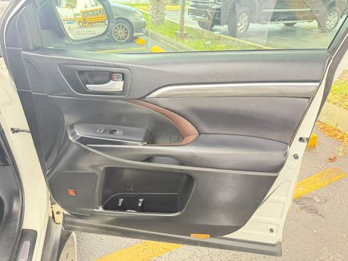Used 2019 Toyota Highlander Limited Platinum FWD image 44