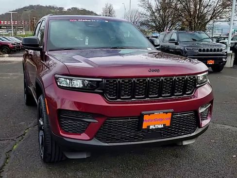 New 2025 Jeep Grand Cherokee Altitude image 3