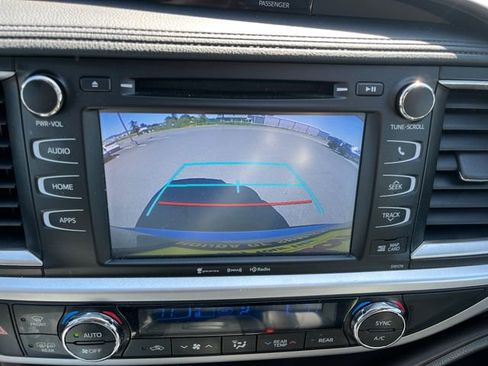 Used 2018 Toyota Highlander XLE AWD/4WD image 23