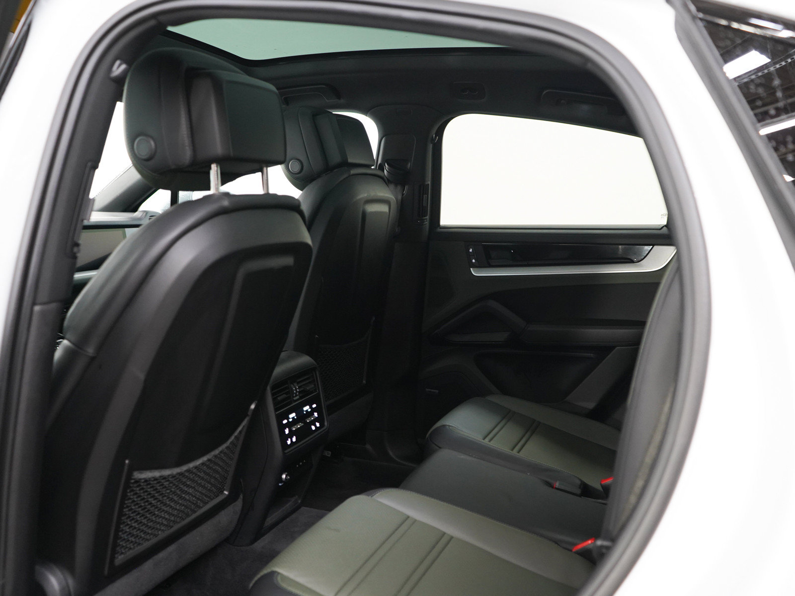 Used 2024 Porsche Cayenne Coupe AWD/4WD image 19