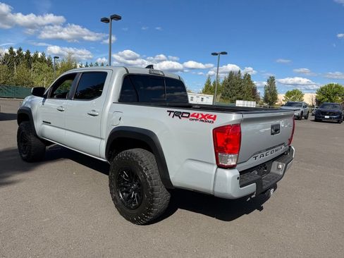 Used 2020 Toyota Tacoma TRD Off-Road w/ TRD Premium Off Road Package AWD/4WD image 5