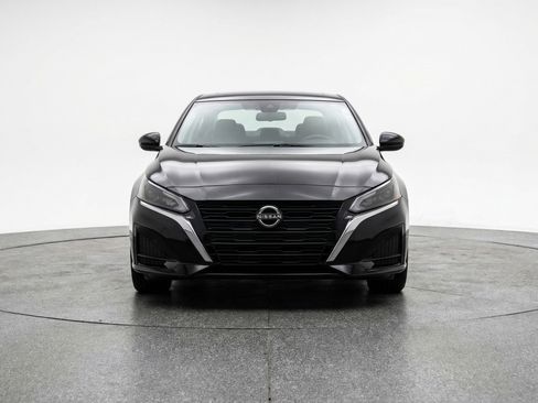 Used 2025 Nissan Altima 2.5 SV image 2