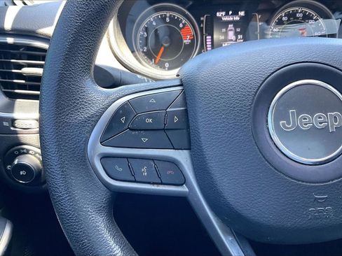 Used 2019 Jeep Cherokee Latitude w/ Popular Appearance Group AWD/4WD image 18