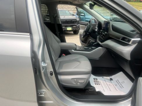 Used 2023 Toyota Highlander XLE AWD/4WD image 19