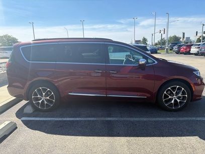 Used 2022 Chrysler Pacifica Limited w/ Uconnect Theater Family Group