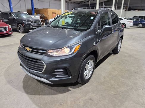 Used 2017 Chevrolet Trax LT w/ LT Convenience Package AWD/4WD image 2