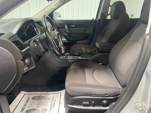 Used 2017 Chevrolet Traverse LT w/ Style and Technology Package image 5