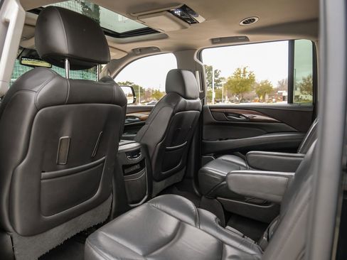 Used 2017 Cadillac Escalade ESV Luxury AWD/4WD image 40