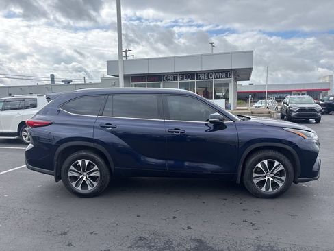 Used 2021 Toyota Highlander XLE AWD/4WD image 5